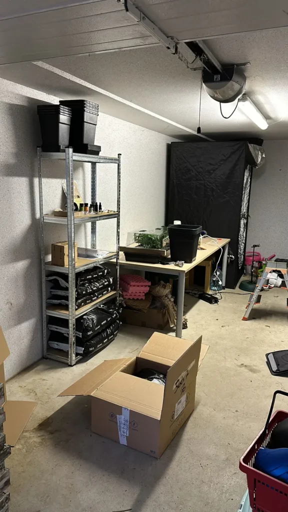 Das erste BubatzBuddy Lager in der Garage mit Growzelt, Erde und Töpfen