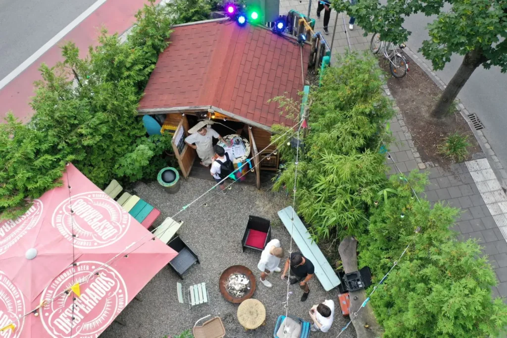 Drohnenaufnahme des BubatzBuddy Pop-up-Stores im Hang Loose Rosenheim